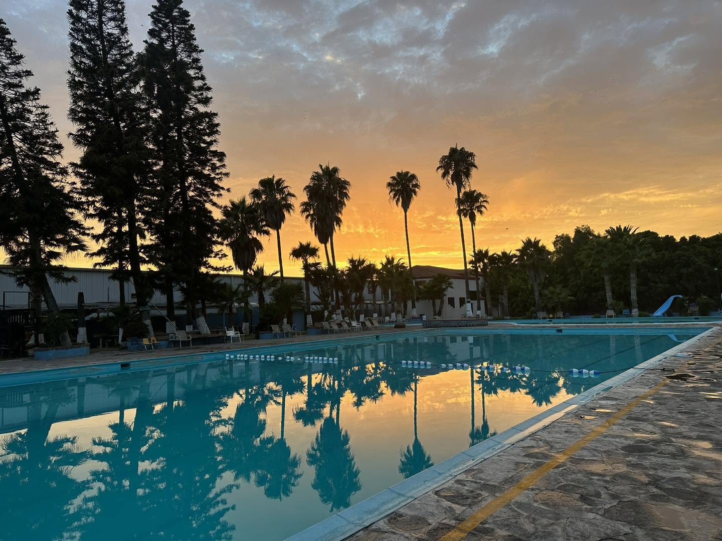 Atardecer sobre la alberca